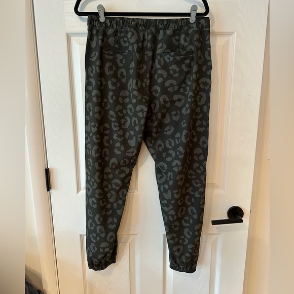 Albion Fit Animal Print Neutral Jetsetter Pants Joggers With Pockets Zipper - Picture 8 of 9